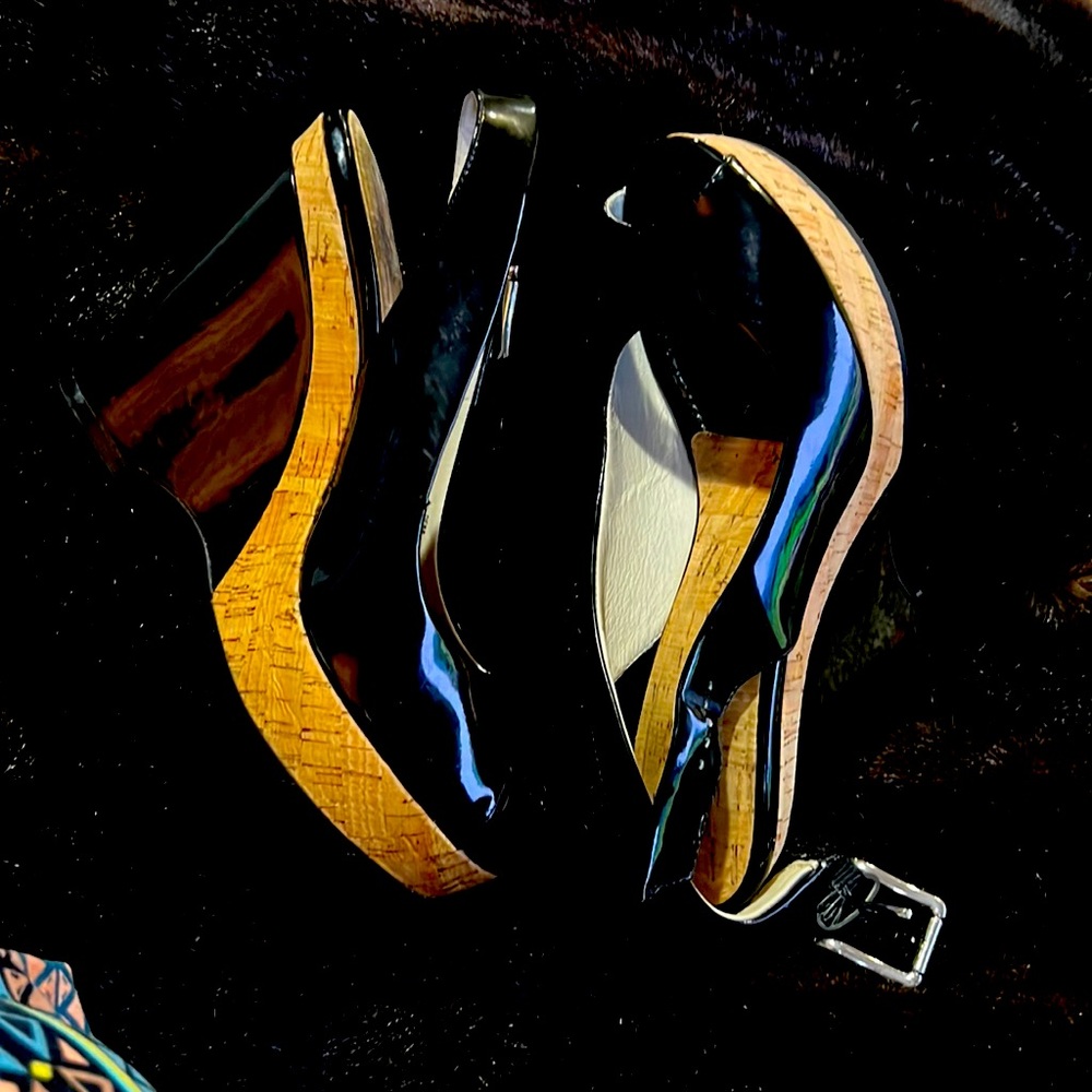 Donald J spinner sandals size 8